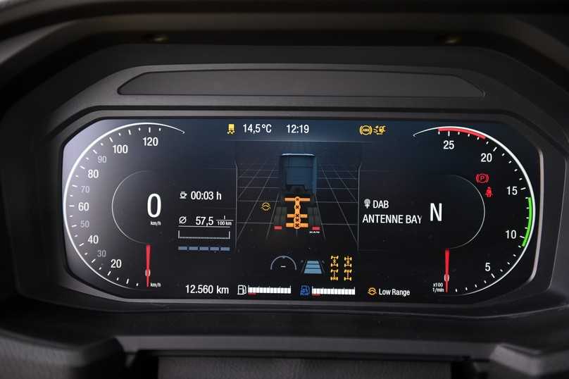 Das digitale Fahrerinformationsdisplay im MAN zeigt alle eingelegten Längs- und Quersperren deutlich an. | Foto: QUATEX