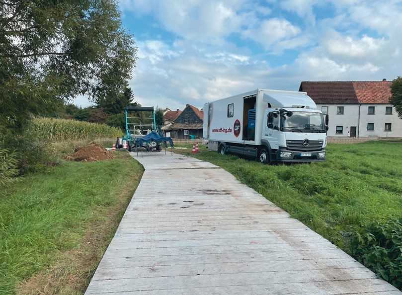 Auf Grund der Lage der Abwasserschächte musste eine mobile Baustraße errichtet werden, um die Sanierungsanlagen bzw. den tonnenschweren Schlauchliner an die Einbaustelle zu transportieren. | Foto: ISAS GmbH