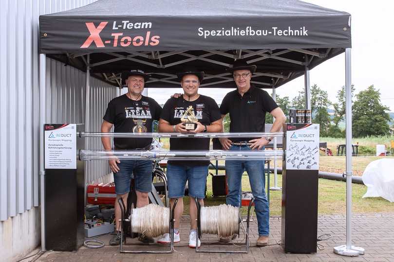 Produktmanager Valentin Schwarz (Mitte) und GF Torsten Mickel (links) wurden für L-Team X-Tools durch Otto Ballintijn (rechts) von Reduct als „Best European Distributor 2024 - 2025“ ausgezeichnet. | Foto: L-Team Baumaschinen Produktmanager Valentin Schwarz (Mitte) und GF Torsten Mickel (links) wurden für L-Team X-Tools durch Otto Ballintijn (rechts) von Reduct als „Best European Distributor 2024 - 2025“ ausgezeichnet. | Foto: L-Team Baumaschinen