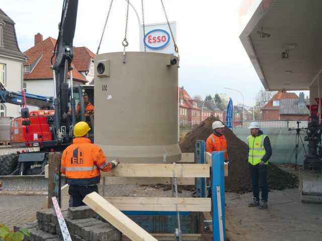 Einheben des ACO-Leichtflüssigkeitsabscheiders Oleopator NS 8 nah am Tankstellendach | Foto: B_I/Valdix
