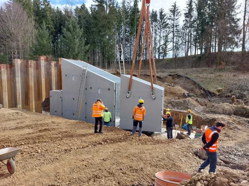 Wegen der besonderen geologischen Verhältnisse wurde das komplette Bauwerk auf einer Pfahlgründung errichtet. Hierfür wurden die 9 Elemente auf einer 30 cm starken Fertigteilplatte montiert. | Foto: Baumeister Fritz Schwall Bauunternehmung GmbH