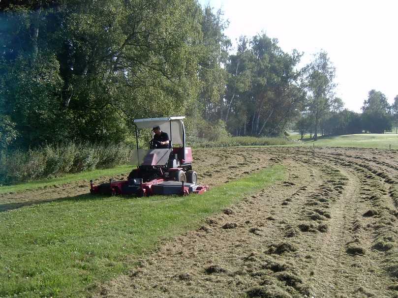 Gemäht wird mit Balken- oder Kreiselmähwerk. | Foto: Ruhdorfer