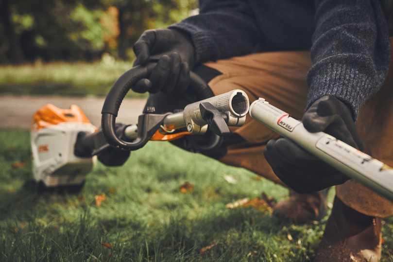 Bestückt mit einem von zwölf Kombi-Werkzeugen verwandelt sich der „KombiMotor STIHL KMA 200 R" zum Beispiel in eine Motorsense, einen Hoch-Entaster oder ein Blasgerät. | Foto: Stihl