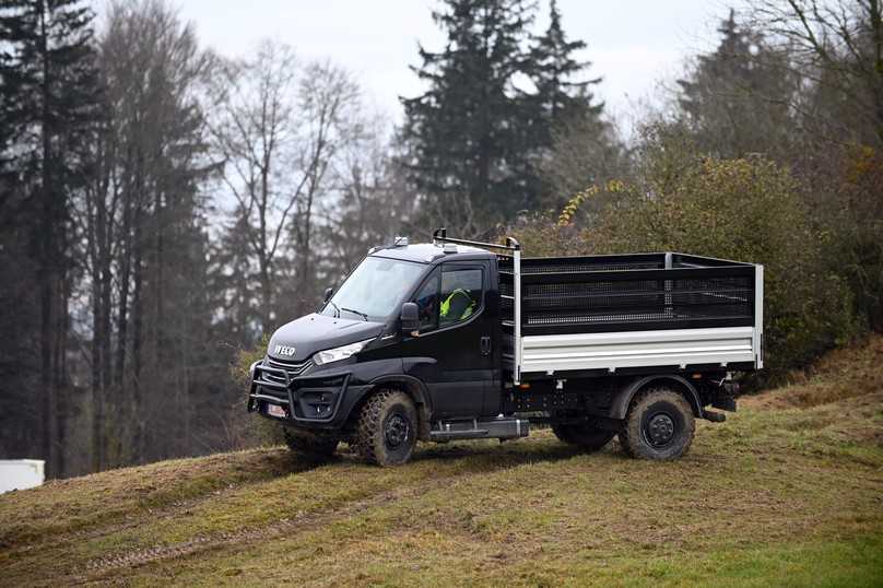 Als Allround-Kipper für gut 3 t Nutzlast hat der Iveco Daily 4x4 mit 176 PS im Gelände leichtes Spiel. | Foto: QUATEX