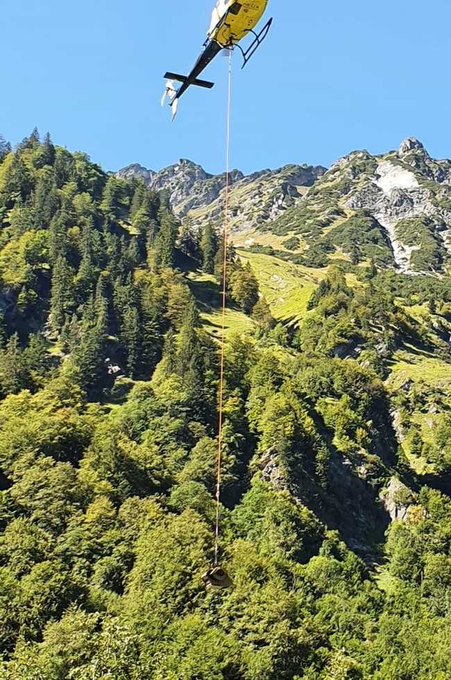 An der langen Leine: Mit dem Hubschrauber ging es für den MB-Löffel BF60.1 zur Baustelle in den bayerischen Bergen. | Foto: MB Crusher