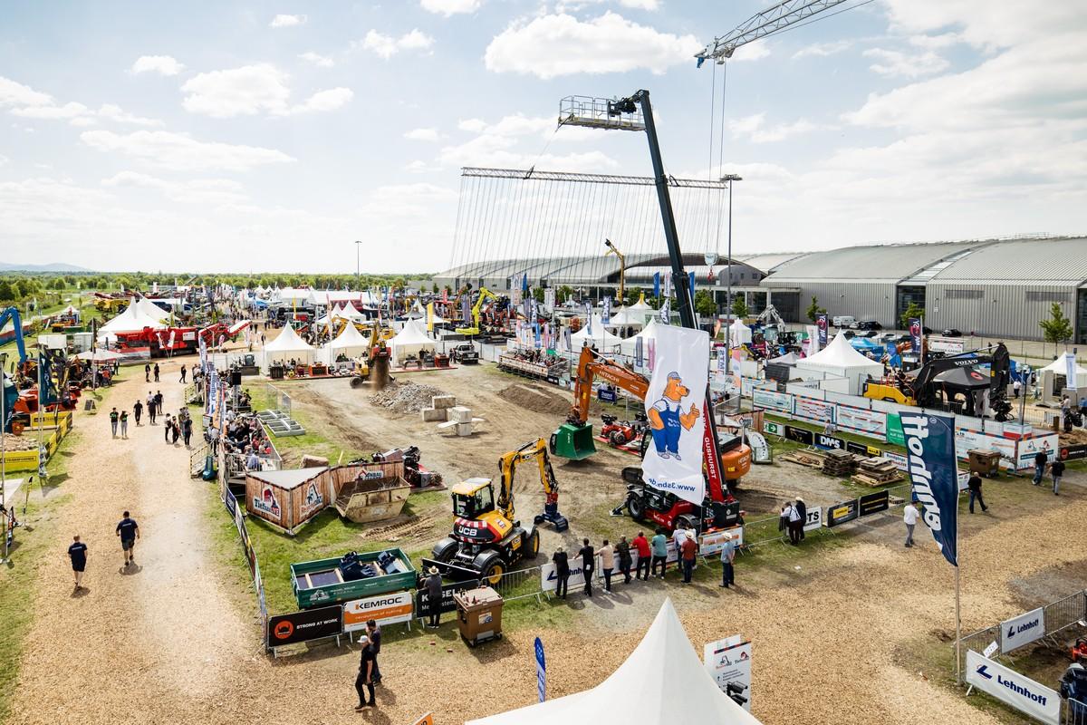 Die Anbaugeräte-Arena brachte Besuchende ganz nah dran ans Geschehen | Foto: Messe Karlsruhe