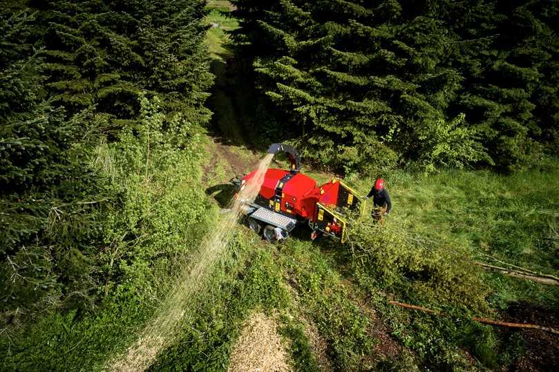 Das Holzmaterial wird über zwei aggressiv verzahnte, horizontal angeordnete Einzugswalzen eingezogen und mit der Twin-Disc Doppelhackscheibe zerkleinert | Foto: VOGT GmbH & Co. KG