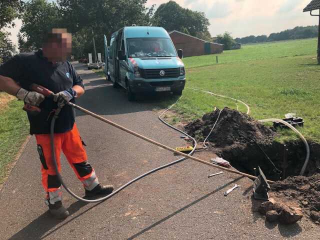 Händischer Einschub der Bohrspitze und Bohrvorgang | Fotos und Abbildungen: Bohrtec