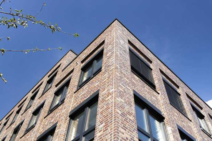 Bei der Fassadengestaltung erzielte das Team von Schenk Fleischhaker Architekten auch ohne extravagante Kunstgriffe eine bemerkenswerte Wirkung. | Foto: Vandersanden