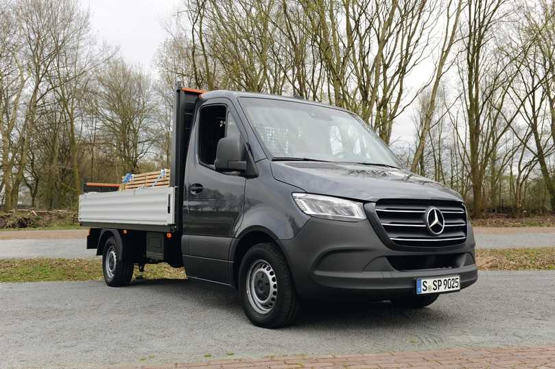 Der Mercedes Sprinter ist ein Bestseller. Die E-Version gibt es nur als Kastenwagen. Erst 2023 ist auf Basis der Electric Versatility Platform mit Pritschenwagen und Kippern zu rechnen. | Foto: Mercedes Benz