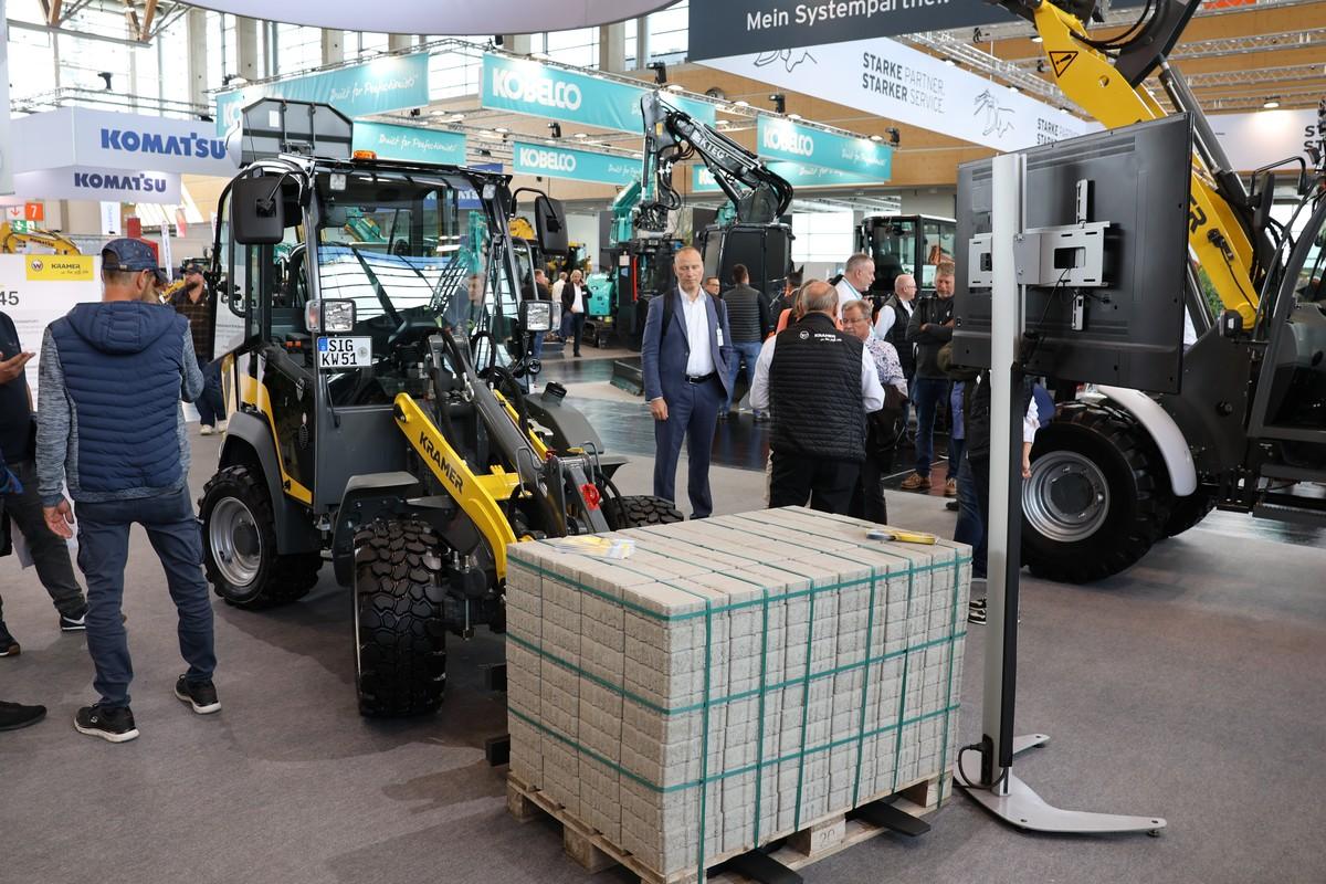 Der 5045 eignet sich für den Transport von handelsüblichen Pflastersteinpaletten oder Steinpaketen. | Foto: B_I MEDIEN/Hinrichs