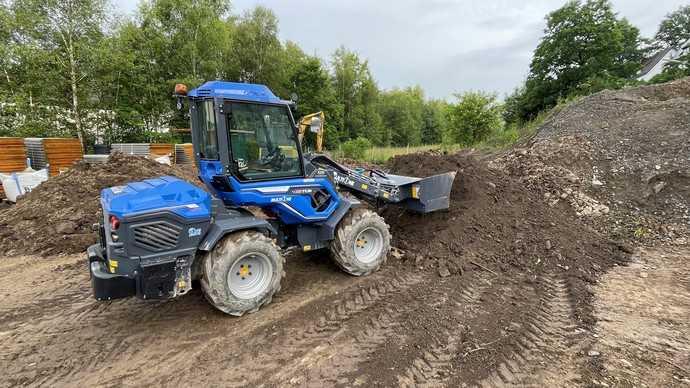 Mit Schaufel ausgestattet, leistet der MultiOne-Lader 11.9 im GaLaBau-Unternehmen von Björn Henze im Sauerland wertvolle Arbeit. | Foto: Multione