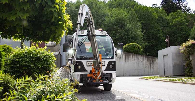 Kompakt, leise und emissionsfrei lässt sich der Q-Elion mit Gießarm und Wassertank für die Grünanlagenpflege in der Innenstadt nutzen. | Foto: Quantron