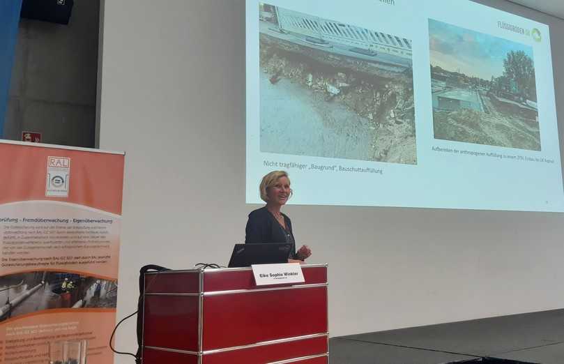 Eike Sophie Winkler von Flüssigboden SH berichtete über die vielfältigen Einsatzmöglichkeiten von Flüssigboden. | Foto: RAL Gütegemeinschaft Flüssigboden Eike Sophie Winkler von Flüssigboden SH berichtete über die vielfältigen Einsatzmöglichkeiten von Flüssigboden. | Foto: RAL Gütegemeinschaft Flüssigboden