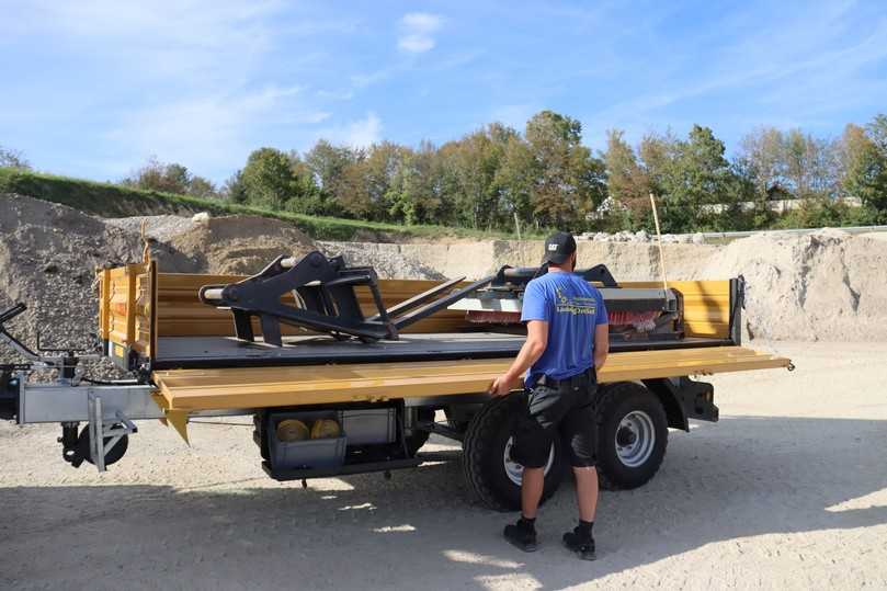 Auf dem Hänger transportiert Lukas Ortlieb die passenden Anbaugeräte. Werkzeug und Spanngurte für die Ladungssicherung sind in einer Box unterhalb der Anhängermulde unterbracht. | Foto: Zeppelin