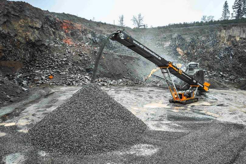 Ein Screencore 365 Haldenband im WBI-Farbschema übernimmt Material direkt vom Primärbrecher. | Foto: Screencore
