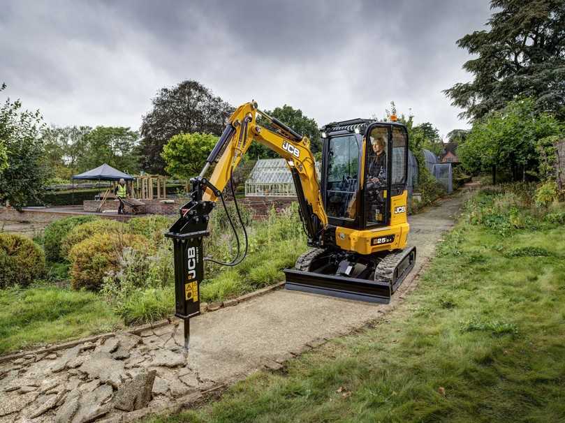 Baumaschine mit Diesel- oder Elektroantrieb? Im Garten- und Landschaftsbau geht es kaum ohne Minibagger. | Foto: Guy Dixon