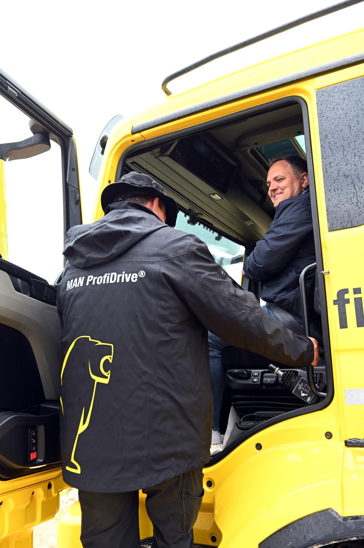 Bus-Mann Christian Fischer am Lenkrad des Vierachsers nimmt wertvolle Tipps von seinem Ausbilder Ulbricht entgegen. | Foto: QUATEX