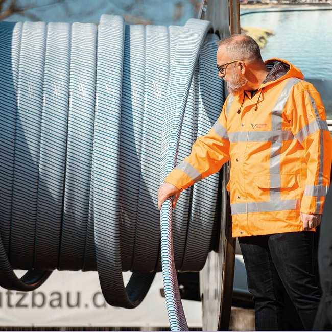 Der Betriebsleiter Wasser der Stadtwerke Cham, Hans Kraus, auf Tuchfühlung mit dem Primus Liner. | Foto: Rädlinger Primus Line