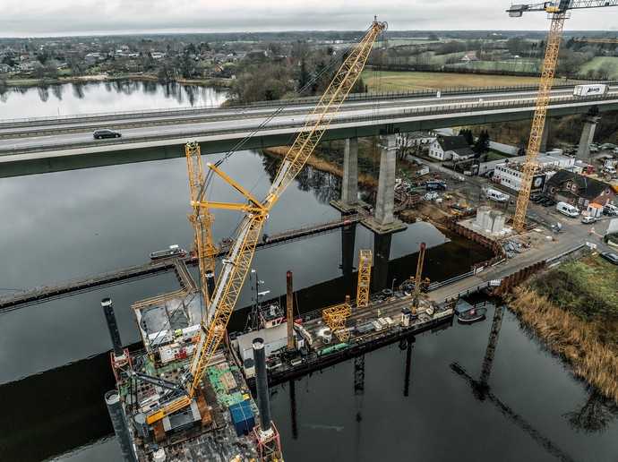 Möglich machte die Montage ein Liebherr Raupenkran LR 1250, der im österreichischen Nenzing produziert wird. | Foto: Liebherr