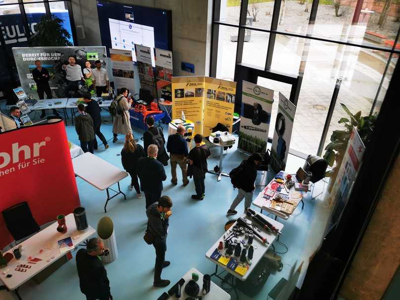 Begleitende Fachausstellung im Foyer | Foto: GSTT