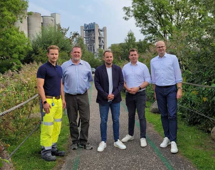 Beim Fachpresse-Event im Vorfeld der Nordbau (v.l.): Produktionsleiter Markus Berndt, Werksleiter Torsten Krohn, Sven Weidner, Head of CCUS Holcim Deutschland, Joschka Knuth, Staatssekretär im Umweltministerium SH, und bbs-Hauptgeschäftsführer Dr. Matthias Frederichs | Foto: bb