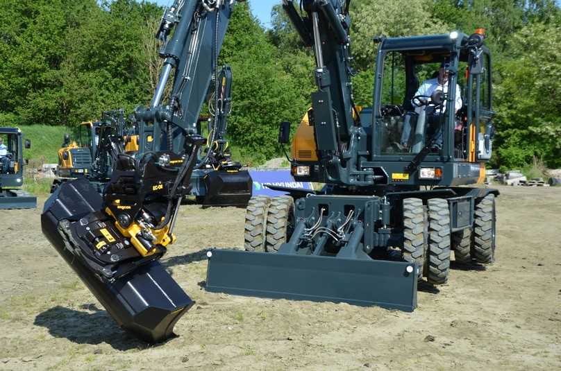 Mit der Hundeganglenkung, bei der die Vorder- und Hinterräder in dieselbe Richtung zeigen, lässt sich der Hyundai HW100A Mobilbagger diagonal in einen engen Bereich manövrieren oder sicher von einer Mauer oder einem Aushubbereich wegfahren. | Foto: HD Hyundai