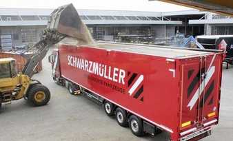 Neuer Schubboden-Auflieger mit E-Rolldach