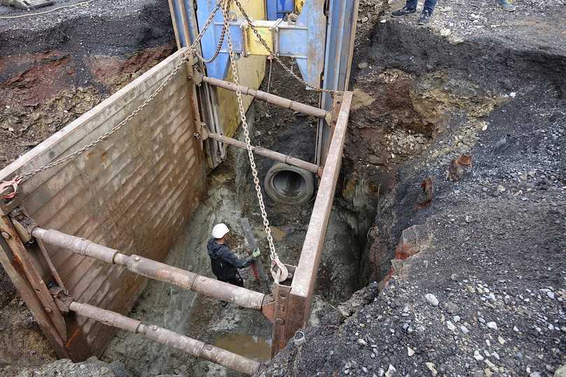 In rund fünf Metern Tiefe wird der neue Mischwasserkanal in der Hauptstraße von Puderbach verlegt. | Foto: P.V. Betonfertigteilwerke