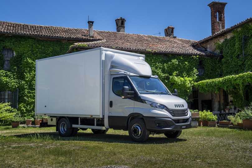 Für den Daily Modelljahr 2021, hier die Variante mit Koffer, gibt es überarbeitete Motoren, ein neues 6-Gang-Schaltgetriebe sowie eine pneumatische Luftfederung mit elektronischer Steuerung. | Foto: ALDO_FERRERO