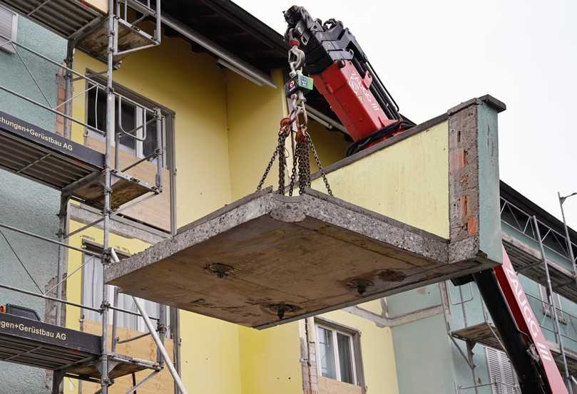 Die geschnittenen Balkonteile wurden per Kran von der Fassade gehoben und abtransportiert. | Foto: Tyrolit