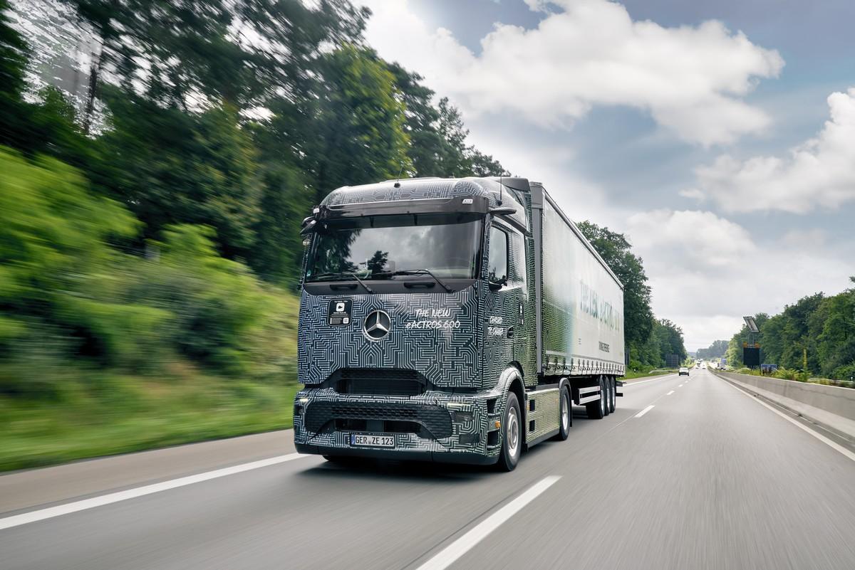 Der 40 t schwere Mercedes eActros 600-Lastzug muss sich auf Autobahnen, Bundes-, Land- und Ortsstraßen mit unterschiedlicher Topographie beweisen. | Foto: Daimler Truck AG