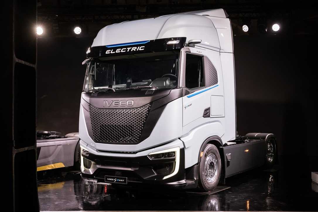 Iveco stellt neue elektrische Sattelzugmaschine S-eWay Artic vor Iveco stellt neue elektrische Sattelzugmaschine S-eWay Artic vor