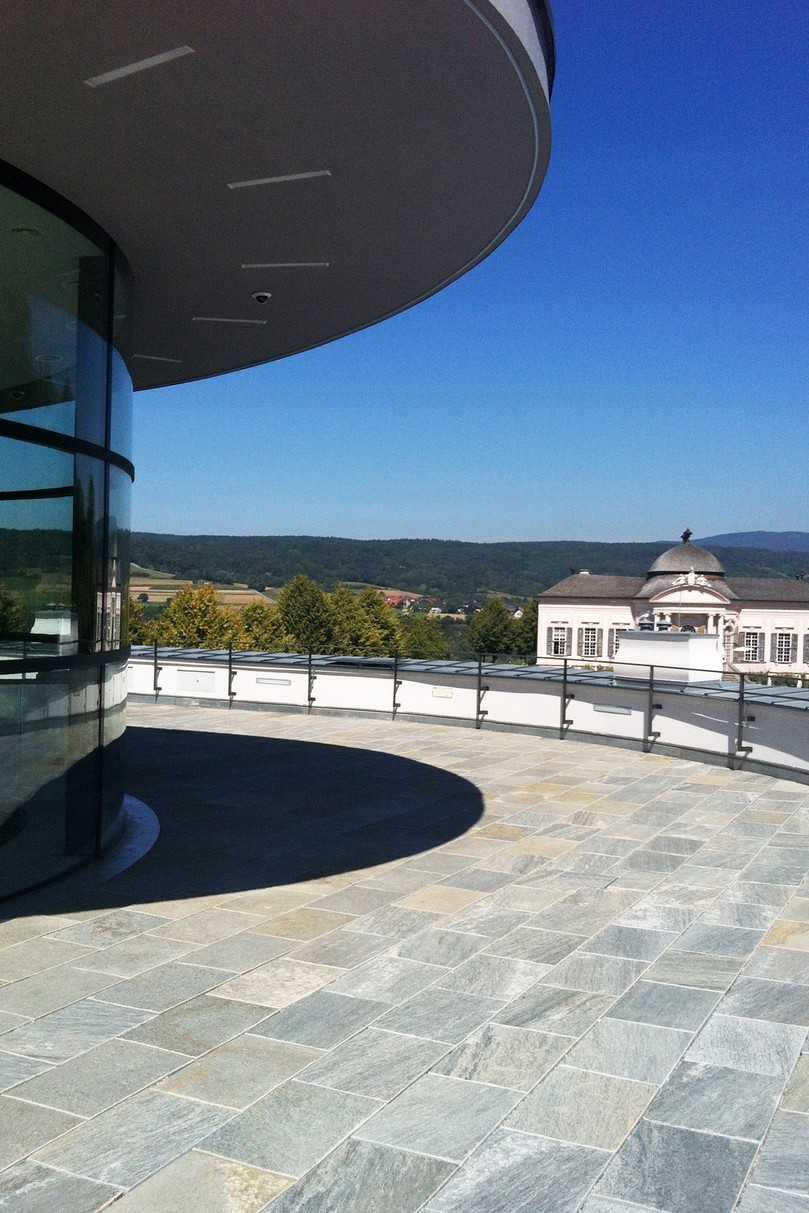 Das Herzstück des Gebäudes ist seitdem ein Zentralraum mit verglaster Dachkonstruktion, über die Besucher auf die 350 Quadratmeter große Dachterrasse gelangen. | Foto: Gutjahr