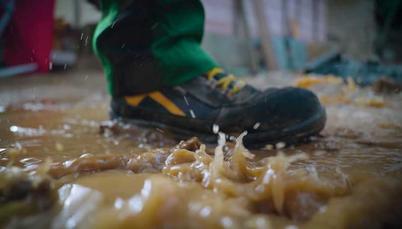 Gegen Nässe gerüstet: Sicherheitsschuhe mit einer Gore-Tex-Membran schützen zuverlässig vor Nässe und transportieren Schweiß in Form von Wasserdampf nach außen ab. | Foto: Foto: Elten