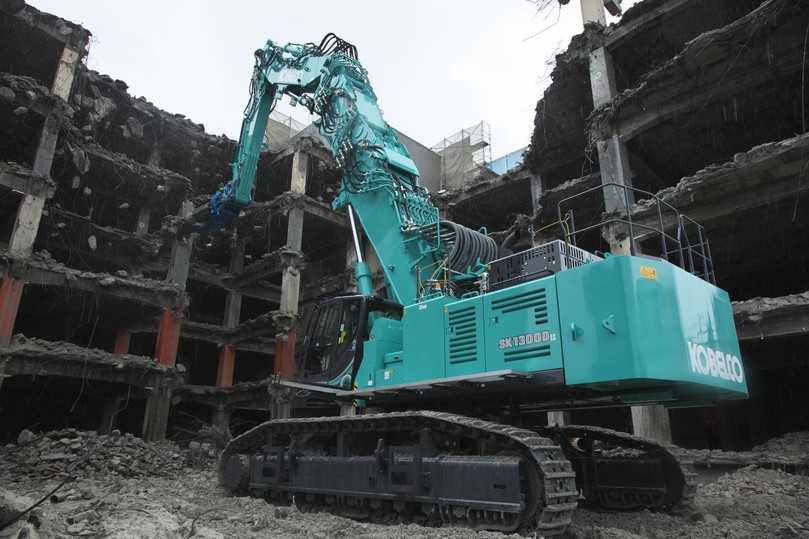 Bis zu 40 Metern Arbeitshöhe bietet der neue Kobelco SK1300DLC als größter OEM-Abbruchbagger mit Wechselausleger-Ausrüstung. | Foto: Kobelco