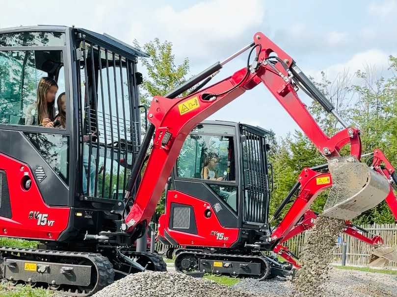 Die Yanmar-Minibagger sind fest verankert und nur mit reduzierter Geschwindigkeit zu nutzen, um die Sicherheit der Kinder zu gewährleisten. | Foto: Yanmar