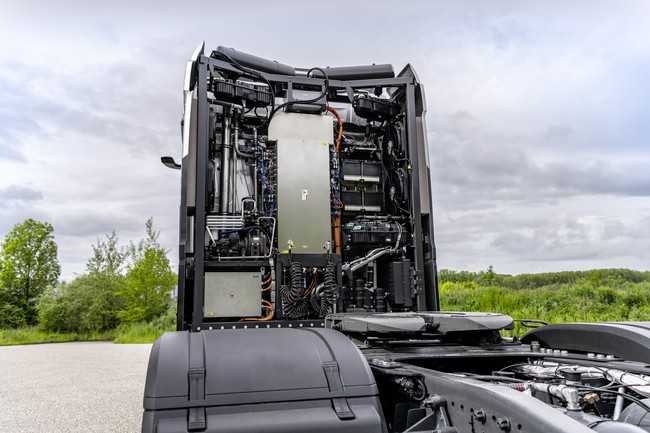 Eine Wissenschaft für sich: das aufwendige Kühlmanagement für die Brennstoffzelle hinter der Fahrerkabine des Mercedes-Benz GenH2 Truck | Foto: Daimler Trucks and Buses Communi