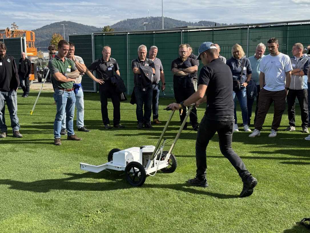 Rasenpflege im Fokus im Freiburger Stadion