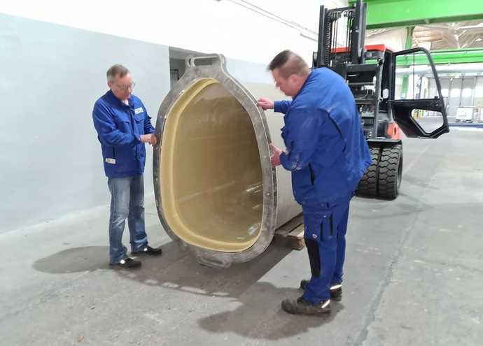 Mit einer extra hergestellten Aluminium-Schablone kontrollieren die FRP-Prolining-Mitarbeiter die Außengeometrie jedes einzelnen Rohres. | Foto: FRP-Prolining GmbH
