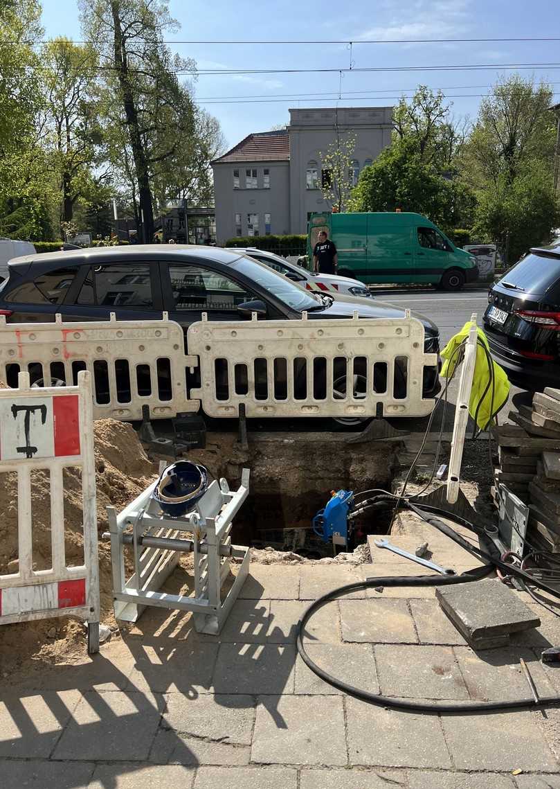 In Berlin-Pankow kam der Grundosteer PS130 für die Unterquerung der stark frequentierten „Breite Straße“ im Zuge des Breitbandausbaus zum Einsatz. | Foto: Tracto-Technik