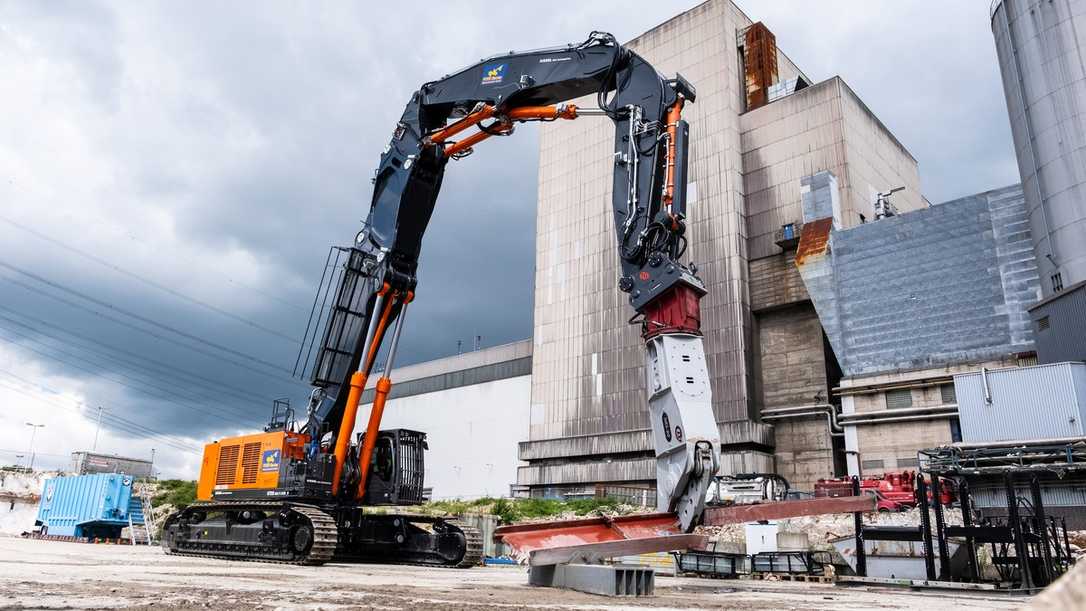 KTEG KMC1200S Abbruchbagger baut für Porr Steinkohle-Kraftwerk zurück