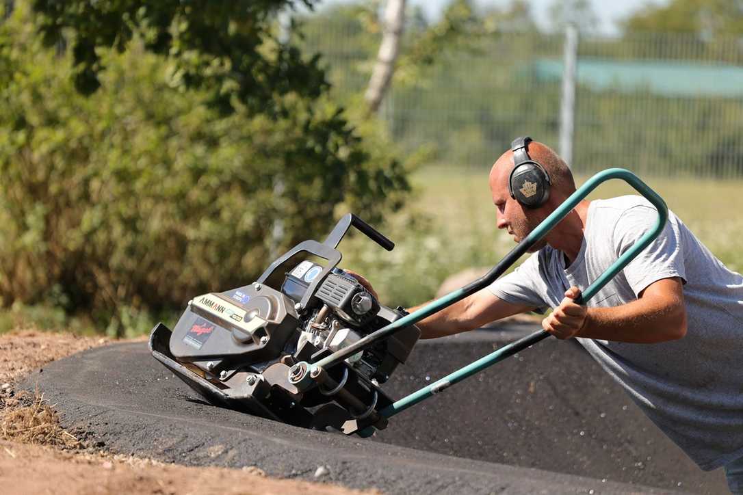 Ammann APF Rüttelplatten bauen Pumptrack