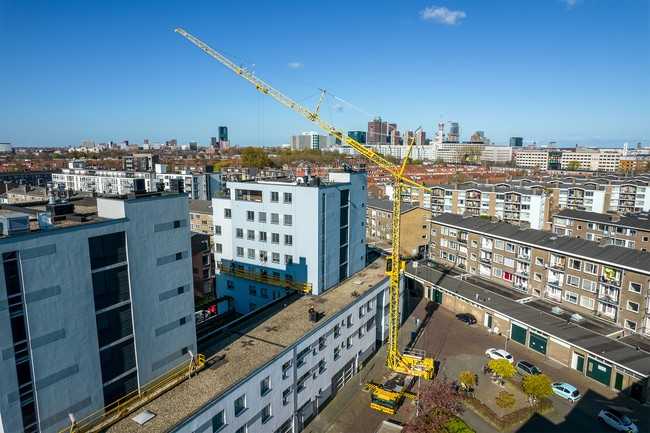 Der wendige Liebherr MK73-3.1 punktet mit hohen Reichweiten und einer 6 Tonnen starken Maximal-Traglast in dicht bebauten Innenstädten (hier in Voorburg) | Foto: Liebherr