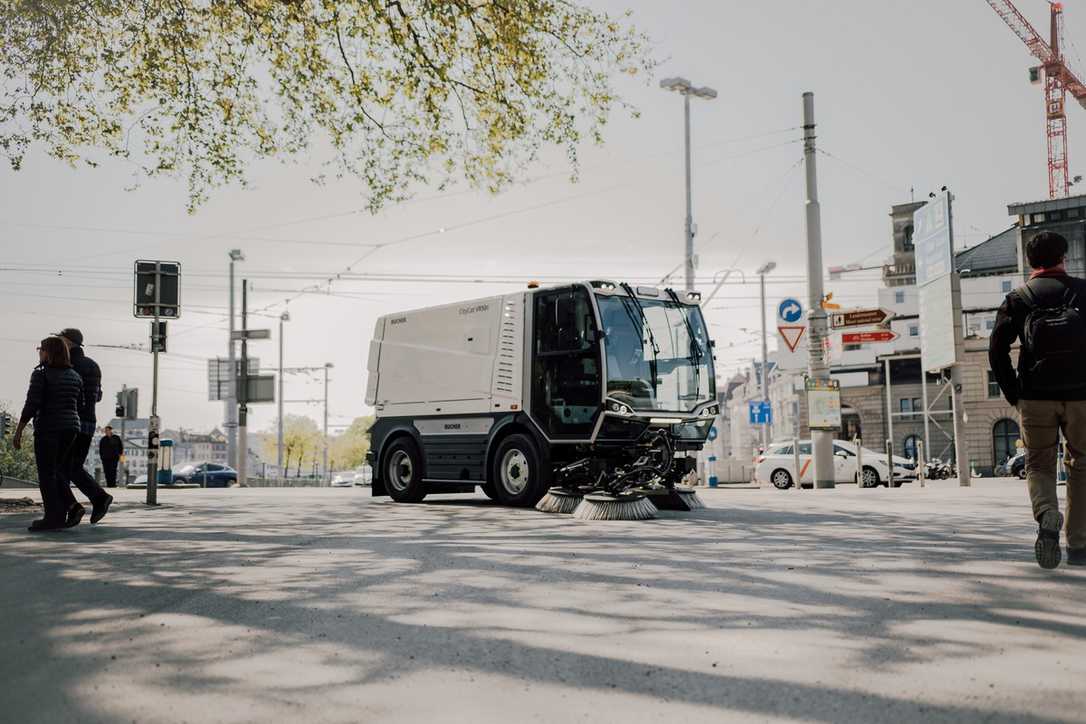 Die City Cat VR50e von Bucher Municipal ist eine kompakte vollelektrische Kehrmaschine