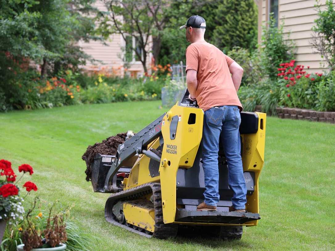 Wacker Neuson: Neuer Mini-Lader SM100 für den GaLaBau