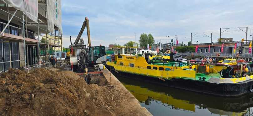 Der Grundodrill 28Nplus am Ufer der westlichen Oder – die Teilautomatisierung des Bohrvorgans entlastet die Mitarbeiter von schweren Aufgaben. | Foto: Tracto Der Grundodrill 28Nplus am Ufer der westlichen Oder – die Teilautomatisierung des Bohrvorgans entlastet die Mitarbeiter von schweren Aufgaben. | Foto: Tracto
