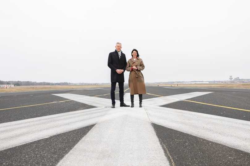 Haben die Planungen für die zentralen Bereiche des Landschaftsparks der Tegeler Stadtheide vorgestellt: Britta Behrendt, Staatssekretärin für Klimaschutz und Umwelt, und Christoph Schmidt, Geschäftsführer von Grün Berlin. | Foto: Konstantin Börner/Grün Berlin