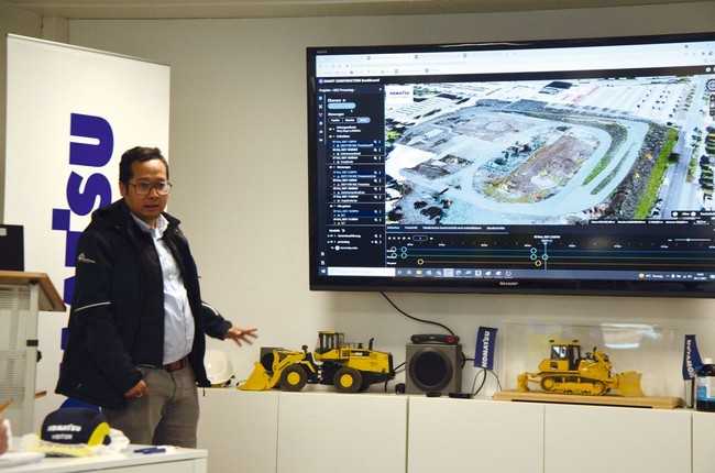Komatsu-Smart-Construction-Experte Tito Prianggana zeigt, wie das digitale Bauen der Zukunft mit Smart Construction aussieht. In der Funktion „Dashboard“ können Urgelände, Soll und Bauzustand visualisiert und so der Baufortschritt verfolgt werden. | Foto: B_I MEDIEN