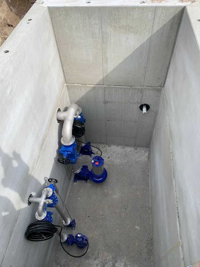 Im Pumpenschacht arbeiten vier Pumpen: zwei kleinere, die für den Trockenwetterabfluss verantwortlich sind und zwei große, für die Förderung von größeren Wassermengen bei Regenereignissen. | Foto: Finger Baustoffe GmbH
